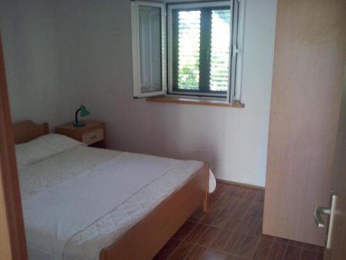 Ένα ή περισσότερα κρεβάτια σε δωμάτιο στο Apartments by the sea Sumartin, Brac - 11658