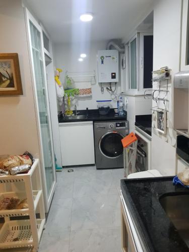 a kitchen with a washing machine and a washer at Ipanema RJ 2 quartos in Rio de Janeiro