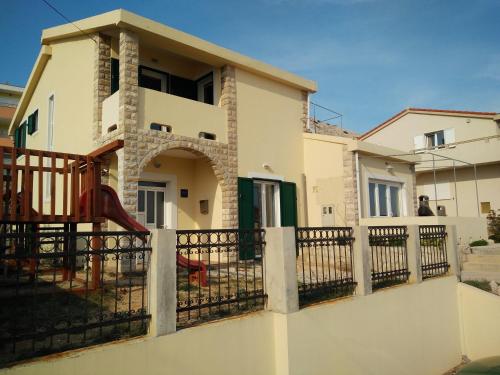 Fotografia z galérie ubytovania Family friendly apartments with a swimming pool Pag - 12795 v destinácii Pag