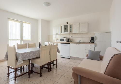 eine Küche und ein Esszimmer mit einem Tisch und Stühlen in der Unterkunft Apartments with a parking space Biograd na Moru, Biograd - 12796 in Biograd na Moru