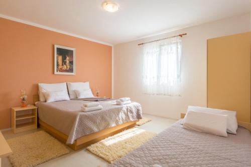 Schlafzimmer mit einem Bett und einem Fenster in der Unterkunft Apartments with a parking space Biograd na Moru, Biograd - 12796 in Biograd na Moru