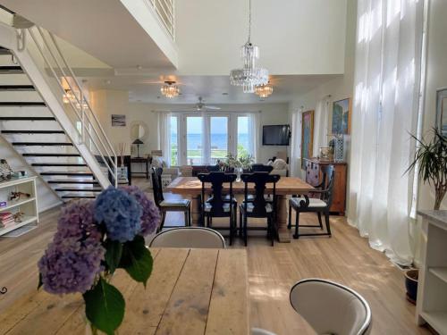 Televisyen dan/atau pusat hiburan di Egg Rock House - 4BR, 4.5BA - Modern Oceanfront