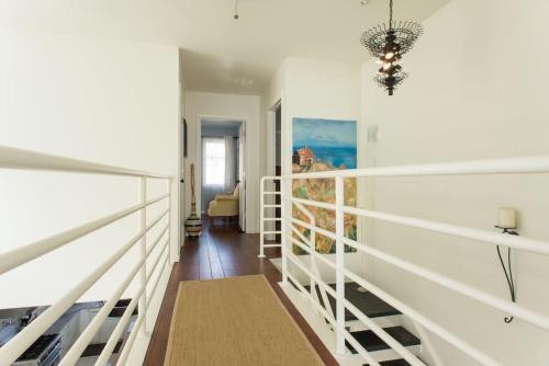 Katil atau katil-katil dalam bilik di Egg Rock House - 4BR, 4.5BA - Modern Oceanfront