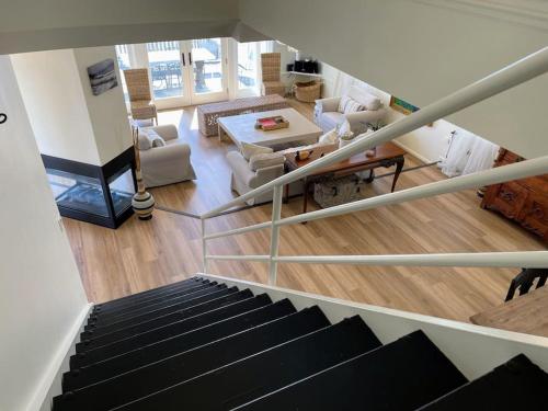 Ruang duduk di Egg Rock House - 4BR, 4.5BA - Modern Oceanfront