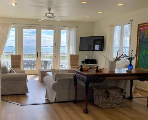 Televisyen dan/atau pusat hiburan di Egg Rock House - 4BR, 4.5BA - Modern Oceanfront