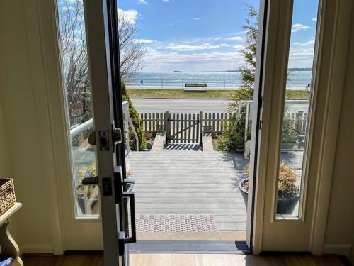 Balkoni atau teres di Egg Rock House - 4BR, 4.5BA - Modern Oceanfront