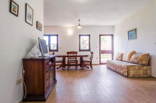Apartments with a parking space Kastel Sucurac, Kastela - 12815