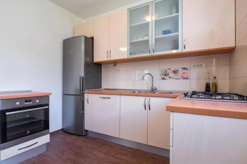 Apartments with a parking space Kastel Sucurac, Kastela - 12815