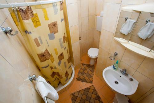 Kúpeľňa v ubytovaní Studio Podgora 12816a