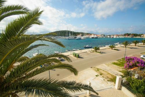 Apartments by the sea Rogoznica - 12820