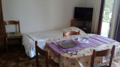 Televízia a/alebo spoločenská miestnosť v ubytovaní Studio Orebic 12850b