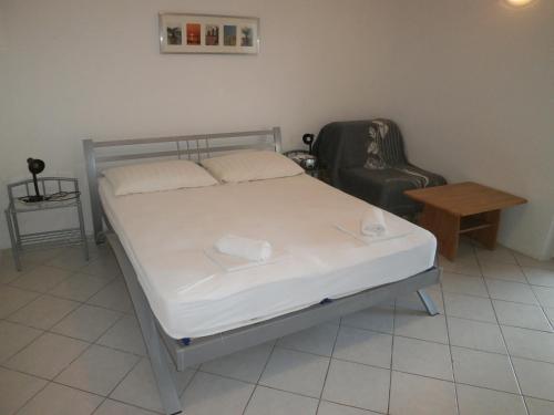 Posteľ alebo postele v izbe v ubytovaní Apartments with a parking space Nin, Zadar - 12864