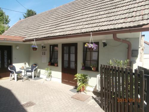 サモボルにあるApartments with a parking space Samobor, Prigorje - 12869の前にテーブルと椅子が置かれた小さな家