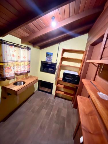 a small room with a bunk bed and a sink at CHALÉ MONTANHÊS ALPES in São Francisco de Paula