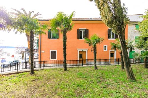 Fotografie z fotogalerie ubytování Apartments by the sea Kastel Luksic, Kastela - 12872 v destinaci Kaštela