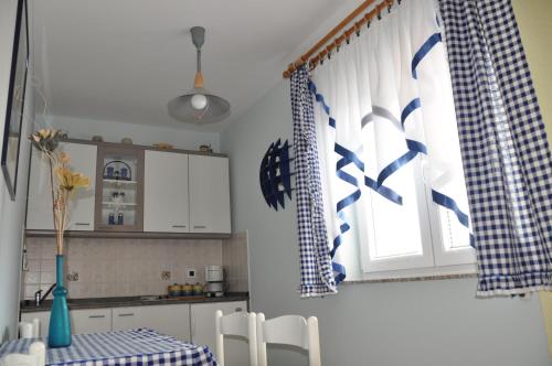 Φωτογραφία από το άλμπουμ του Apartments with a parking space Omisalj, Krk - 12793 σε Omišalj