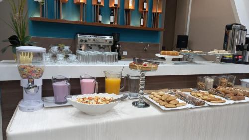 a buffet of food and drinks on a table at HOTEL INNOVA in Tarija
