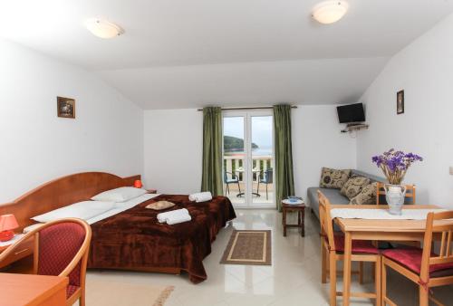 Μια τηλεόραση ή/και κέντρο ψυχαγωγίας στο Apartments by the sea Lopud, Elafiti - 12910