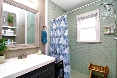 y baño con lavabo y ducha. en Beachy Bungalow for Family Fun! Walk to beach! en Pensacola