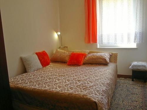 um quarto com uma cama com almofadas coloridas em Apartments with a parking space Novi Vinodolski - 12790 em Novi Vinodolski