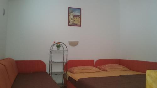 Pokój z kanapą, łóżkiem i półką w obiekcie Apartments with a parking space Vir - 12948 w mieście Vir