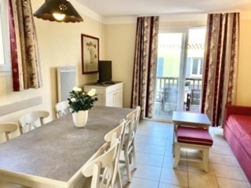 une salle à manger avec une table, des chaises et un canapé dans l'établissement Maison de Vacances en Provence avec Piscine, Golf à Proximité, Fibre et Linge Haut de Gamme - FR-1-658-9, à Mallemort