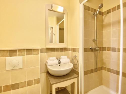 une salle de bain avec un lavabo et une douche dans l'établissement Maison de Vacances en Provence avec Piscine, Golf à Proximité, Fibre et Linge Haut de Gamme - FR-1-658-9, à Mallemort