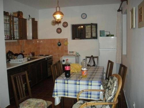 una cocina con mesa y mantel. en Seaside holiday house Ivan Dolac, Hvar - 12958, en Jelsa