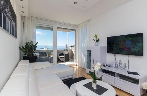 Apartments with a parking space Makarska - 13028