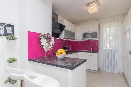 Apartments with a parking space Makarska - 13028