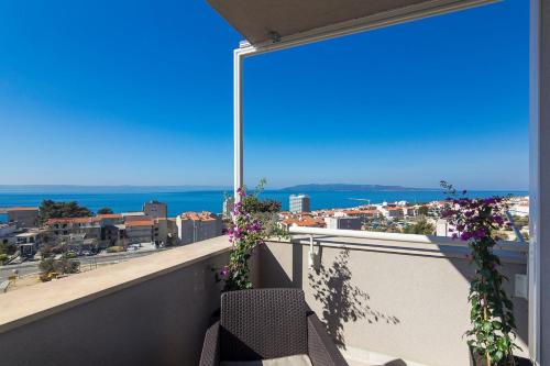 Apartments with a parking space Makarska - 13028