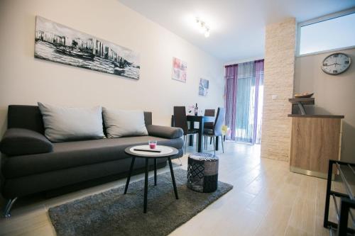 Apartments with a parking space Split - 13025