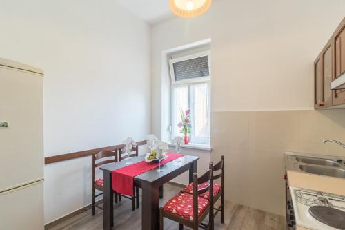 - une cuisine avec une table et des chaises dans la chambre dans l'établissement Apartments with WiFi Pula - 13031, à Pula