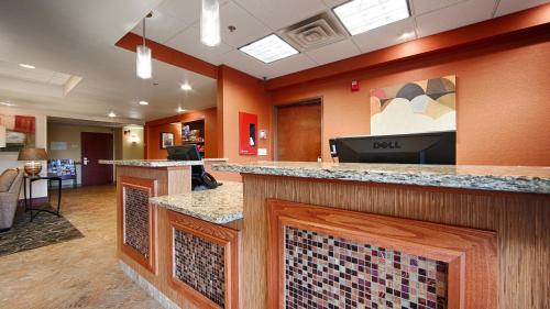 a lobby with a bar in a hotel room at Comfort Inn & Suites Copley Akron in Copley