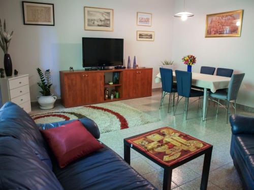 sala de estar con sofá y mesa con TV en Apartments with WiFi Split - 13048 en Split