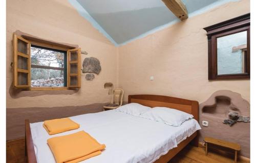 een slaapkamer met een bed met witte lakens en een raam bij Secluded house with a parking space Trpanj, Peljesac - 13059 in Trpanj