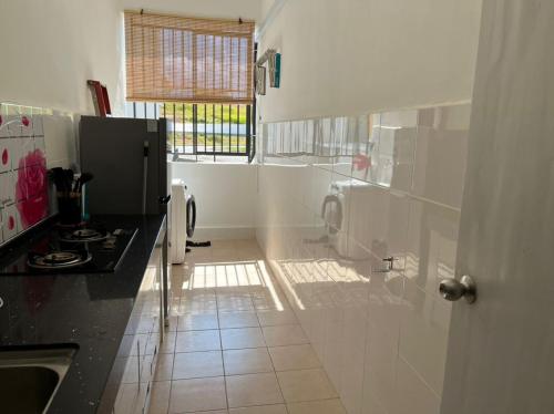 ein Bad mit einem Waschbecken und einem WC in einem Zimmer in der Unterkunft OrchidVilla Homestay at Southville Apartment in Kampong Parit