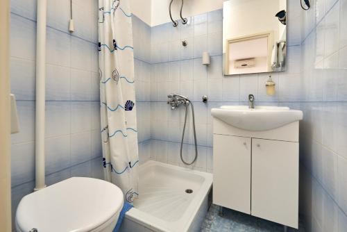 ein Bad mit einem WC, einem Waschbecken und einer Dusche in der Unterkunft Triple Room Trogir 13102b in Trogir