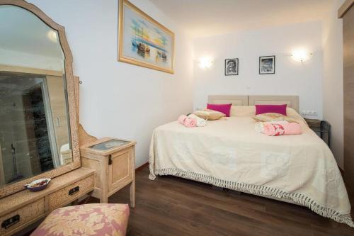 Postel nebo postele na pokoji v ubytování Apartments by the sea Split - 13105