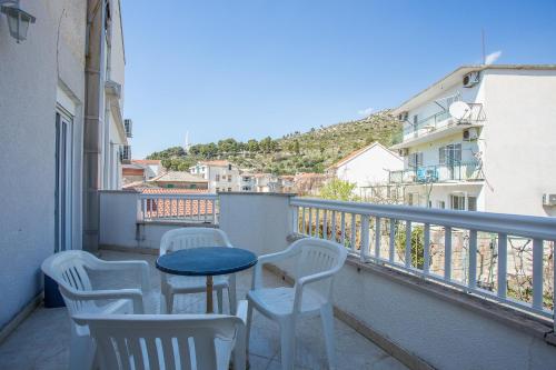 Apartments by the sea Podgora, Makarska - 13086