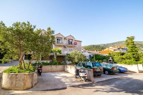 Apartments with parking space Bol, Brac - 12980