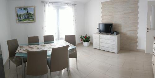 Apartments by the sea Bol, Brac - 13121