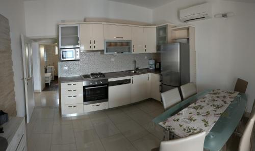 Кухня или мини-кухня в Apartments by the sea Bol, Brac - 13121
