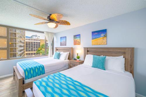 una camera con due letti e una finestra di Remodeled 1BR Condo, Steps to Beach, Free Parking! a Honolulu