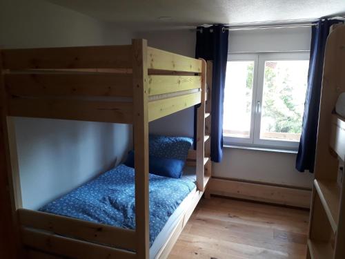 a bunk bed room with two bunk beds and a window at Lamm - Wohnung 2 in Spiegelberg