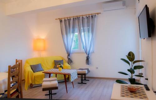 Apartments with a parking space Novi Vinodolski - 13159
