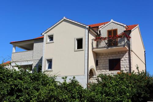 Apartments with parking space Supetar, Brac - 13165