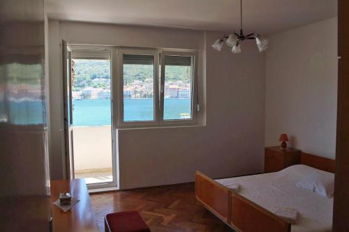 Postel nebo postele na pokoji v ubytování Apartments by the sea Vis - 13169