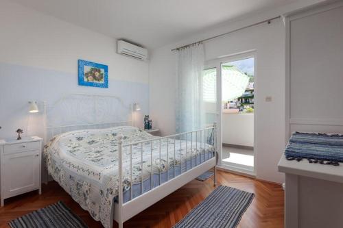 Apartments by the sea Podgora, Makarska - 13216
