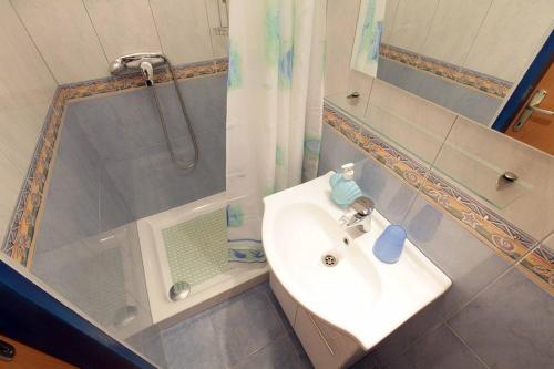 Apartments by the sea Podgora, Makarska - 13216